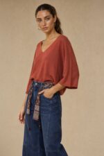 Katia Knitted Top in rusty orange Κωδικός: 7030 Χαρακτηριστικά Προϊόντος • One Size – καλύπτει έως X-Large • Ύφασμα modal extra fluffy • Υποαλλεργικό και skin-friendly modal mix • Μανίκια 3/4 μήκος • Γραμμή κανονική προς χαλαρή • Απαλή και ελαφριά υφή • Άνετη εφαρμογή για καθημερινό στυλ .Οδηγίες Φροντίδας • Πλύσιμο στους 30°C με κρύο νερό • Χωρίς στύψιμο • Στέγνωμα σε επίπεδη επιφάνεια
