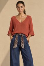 Katia Knitted Top in rusty orange Κωδικός: 7030 Χαρακτηριστικά Προϊόντος • One Size – καλύπτει έως X-Large • Ύφασμα modal extra fluffy • Υποαλλεργικό και skin-friendly modal mix • Μανίκια 3/4 μήκος • Γραμμή κανονική προς χαλαρή • Απαλή και ελαφριά υφή • Άνετη εφαρμογή για καθημερινό στυλ .Οδηγίες Φροντίδας • Πλύσιμο στους 30°C με κρύο νερό • Χωρίς στύψιμο • Στέγνωμα σε επίπεδη επιφάνεια