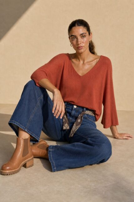 Katia Knitted Top in rusty orange Κωδικός: 7030 Χαρακτηριστικά Προϊόντος • One Size – καλύπτει έως X-Large • Ύφασμα modal extra fluffy • Υποαλλεργικό και skin-friendly modal mix • Μανίκια 3/4 μήκος • Γραμμή κανονική προς χαλαρή • Απαλή και ελαφριά υφή • Άνετη εφαρμογή για καθημερινό στυλ .Οδηγίες Φροντίδας • Πλύσιμο στους 30°C με κρύο νερό • Χωρίς στύψιμο • Στέγνωμα σε επίπεδη επιφάνεια