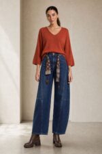 Katia Knitted Top in rusty orange Κωδικός: 7030 Χαρακτηριστικά Προϊόντος • One Size – καλύπτει έως X-Large • Ύφασμα modal extra fluffy • Υποαλλεργικό και skin-friendly modal mix • Μανίκια 3/4 μήκος • Γραμμή κανονική προς χαλαρή • Απαλή και ελαφριά υφή • Άνετη εφαρμογή για καθημερινό στυλ .Οδηγίες Φροντίδας • Πλύσιμο στους 30°C με κρύο νερό • Χωρίς στύψιμο • Στέγνωμα σε επίπεδη επιφάνεια