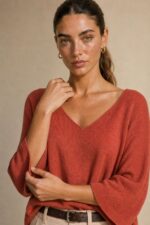 Katia Knitted Top in rusty orange Κωδικός: 7030 Χαρακτηριστικά Προϊόντος • One Size – καλύπτει έως X-Large • Ύφασμα modal extra fluffy • Υποαλλεργικό και skin-friendly modal mix • Μανίκια 3/4 μήκος • Γραμμή κανονική προς χαλαρή • Απαλή και ελαφριά υφή • Άνετη εφαρμογή για καθημερινό στυλ .Οδηγίες Φροντίδας • Πλύσιμο στους 30°C με κρύο νερό • Χωρίς στύψιμο • Στέγνωμα σε επίπεδη επιφάνεια