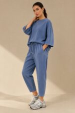 Set Viscose Loungewear in Indigo Κωδ:18226 Χαρακτηριστικά Προϊόντος • Σετ μπλούζα & παντελόνι • One Size – καλύπτει έως X-Large • Ύφασμα: Πολύ μαλακή σύνθεση με viscose • Loose μπλούζα με φαρδύ μανίκι για άνετη εφαρμογή • Παντελόνι 7/8 μήκους, carrot fit • Ελαστική μέση για καλύτερη προσαρμογή • Πρακτικές πλαϊνές τσέπες • Απαλό, ελαφρύ και breathable ύφασμα • Κατάλληλο για καθημερινά, travel & loungewear looks • Non-iron ύφασμα Διαστάσεις (flat) • Στήθος μπλούζας: έως 120 cm • Μήκος μπλούζας: περίπου 68 cm • Μέση παντελονιού: 70–100 cm (ελαστική) • Περιφέρεια: έως 110 cm • Μήκος παντελονιού: περίπου 92 cm Φροντίδα • Πλύσιμο έως 30°C • Χωρίς στύψιμο