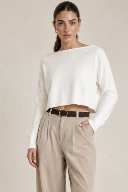 Crop Soft Viscose Sweater  in white Κωδ:2087 Χαρακτηριστικά Προϊόντος Απαλό πλεκτό ύφασμα με viscose Πολύ μαλακή και λεία αίσθηση Άνετη, χαλαρή εφαρμογή Crop μήκος Ελαφρώς ασύμμετρο τελείωμα Ανοιχτή, φαρδιά λαιμόκοψη Μακρύ μανίκι Rib λεπτομέρεια στο τελείωμα και στις μανσέτες One Size – καλύπτει έως Large Plus Κατάλληλο για όσους προτιμούν ιδιαίτερα απαλά υφάσματα και για ευαίσθητες επιδερμίδες Non Iron Ενδεικτικές Διαστάσεις Μέγεθος Στήθος Μήκος One Size έως 120 cm περίπου 48–52 cm Φροντίδα Πλύσιμο έως 30°C Χωρίς στύψιμο Χαμηλές στροφές Χωρίς στεγνωτήριο Προτείνεται πλύσιμο μαζί με παρόμοια απαλά υφάσματα, αποφεύγοντας βαριά ή τραχιά ρούχα που μπορεί να προκαλέσουν τριβή στο πλεκτό Φυσικό στέγνωμα Non Iron – δεν απαιτεί σιδέρωμα