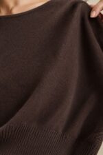 Crop Soft Viscose Sweater  in Brown Κωδ:2087 Χαρακτηριστικά Προϊόντος Απαλό πλεκτό ύφασμα με viscose Πολύ μαλακή και λεία αίσθηση Άνετη, χαλαρή εφαρμογή Crop μήκος Ελαφρώς ασύμμετρο τελείωμα Ανοιχτή, φαρδιά λαιμόκοψη Μακρύ μανίκι Rib λεπτομέρεια στο τελείωμα και στις μανσέτες One Size – καλύπτει έως Large Plus Κατάλληλο για όσους προτιμούν ιδιαίτερα απαλά υφάσματα και για ευαίσθητες επιδερμίδες Non Iron Ενδεικτικές Διαστάσεις Μέγεθος Στήθος Μήκος One Size έως 120 cm περίπου 48–52 cm Φροντίδα Πλύσιμο έως 30°C Χωρίς στύψιμο Χαμηλές στροφές Χωρίς στεγνωτήριο Προτείνεται πλύσιμο μαζί με παρόμοια απαλά υφάσματα, αποφεύγοντας βαριά ή τραχιά ρούχα που μπορεί να προκαλέσουν τριβή στο πλεκτό Φυσικό στέγνωμα Non Iron – δεν απαιτεί σιδέρωμα