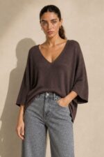 Katia Knitted Top in indigo Κωδικός: 7030 Χαρακτηριστικά Προϊόντος • One Size – καλύπτει έως X-Large • Ύφασμα modal extra fluffy • Υποαλλεργικό και skin-friendly modal mix • Μανίκια 3/4 μήκος • Γραμμή κανονική προς χαλαρή • Απαλή και ελαφριά υφή • Άνετη εφαρμογή για καθημερινό στυλ .Οδηγίες Φροντίδας • Πλύσιμο στους 30°C με κρύο νερό • Χωρίς στύψιμο • Στέγνωμα σε επίπεδη επιφάνεια
