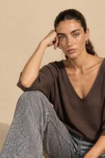 Katia Knitted Top in indigo Κωδικός: 7030 Χαρακτηριστικά Προϊόντος • One Size – καλύπτει έως X-Large • Ύφασμα modal extra fluffy • Υποαλλεργικό και skin-friendly modal mix • Μανίκια 3/4 μήκος • Γραμμή κανονική προς χαλαρή • Απαλή και ελαφριά υφή • Άνετη εφαρμογή για καθημερινό στυλ .Οδηγίες Φροντίδας • Πλύσιμο στους 30°C με κρύο νερό • Χωρίς στύψιμο • Στέγνωμα σε επίπεδη επιφάνεια
