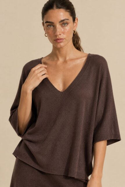 Katia Knitted Top in indigo Κωδικός: 7030 Χαρακτηριστικά Προϊόντος • One Size – καλύπτει έως X-Large • Ύφασμα modal extra fluffy • Υποαλλεργικό και skin-friendly modal mix • Μανίκια 3/4 μήκος • Γραμμή κανονική προς χαλαρή • Απαλή και ελαφριά υφή • Άνετη εφαρμογή για καθημερινό στυλ .Οδηγίες Φροντίδας • Πλύσιμο στους 30°C με κρύο νερό • Χωρίς στύψιμο • Στέγνωμα σε επίπεδη επιφάνεια