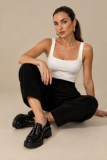 Κοτλέ Παντελόνι Carrot Fit  in Black Κωδικός: 2472000 Χαρακτηριστικά • Carrot fit γραμμή • Λάστιχο πίσω στη μέση για άνεση & προσαρμοστικότητα • Πλαϊνές τσέπες • Άνετη εφαρμογή • One size — καλύπτει έως Large Plus Διαστάσεις • Μέση: έως 95 cm • Περιφέρεια: έως 105 cm Ύφασμα & Φροντίδα • Πλύσιμο στους 30°C • Χωρίς στύψιμο • Non iron – δεν χρειάζεται σιδέρωμα