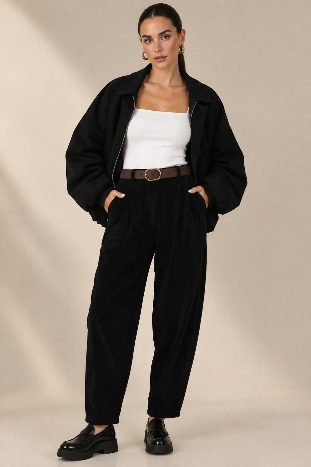 Κοτλέ Παντελόνι Carrot Fit in Black Κωδικός: 2472000 Χαρακτηριστικά • Carrot fit γραμμή • Λάστιχο πίσω στη μέση για άνεση & προσαρμοστικότητα • Πλαϊνές τσέπες • Άνετη εφαρμογή • One size — καλύπτει έως Large Plus Διαστάσεις • Μέση: έως 95 cm • Περιφέρεια: έως 105 cm Ύφασμα & Φροντίδα • Πλύσιμο στους 30°C • Χωρίς στύψιμο • Non iron – δεν χρειάζεται σιδέρωμα Κοτλέ Παντελόνι Carrot Fit in Black Κωδικός: 2472000 Χαρακτηριστικά • Carrot fit γραμμή • Λάστιχο πίσω στη μέση για άνεση & προσαρμοστικότητα • Πλαϊνές τσέπες • Άνετη εφαρμογή • One size — καλύπτει έως Large Plus Διαστάσεις • Μέση: έως 95 cm • Περιφέρεια: έως 105 cm Ύφασμα & Φροντίδα • Πλύσιμο στους 30°C • Χωρίς στύψιμο • Non iron – δεν χρειάζεται σιδέρωμα