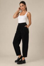 Κοτλέ Παντελόνι Carrot Fit  in Black Κωδικός: 2472000 Χαρακτηριστικά • Carrot fit γραμμή • Λάστιχο πίσω στη μέση για άνεση & προσαρμοστικότητα • Πλαϊνές τσέπες • Άνετη εφαρμογή • One size — καλύπτει έως Large Plus Διαστάσεις • Μέση: έως 95 cm • Περιφέρεια: έως 105 cm Ύφασμα & Φροντίδα • Πλύσιμο στους 30°C • Χωρίς στύψιμο • Non iron – δεν χρειάζεται σιδέρωμα