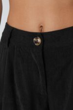 Κοτλέ Παντελόνι Carrot Fit  in Black Κωδικός: 2472000 Χαρακτηριστικά • Carrot fit γραμμή • Λάστιχο πίσω στη μέση για άνεση & προσαρμοστικότητα • Πλαϊνές τσέπες • Άνετη εφαρμογή • One size — καλύπτει έως Large Plus Διαστάσεις • Μέση: έως 95 cm • Περιφέρεια: έως 105 cm Ύφασμα & Φροντίδα • Πλύσιμο στους 30°C • Χωρίς στύψιμο • Non iron – δεν χρειάζεται σιδέρωμα