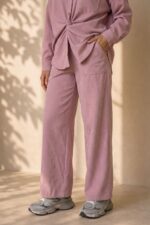 Zen Oversized Κοτλέ Set Το Zen Oversized Corduroy Set είναι ένα effortless σύνολο με χαλαρή, σύγχρονη αισθητική και απαλή κοτλέ υφή. Αποτελείται από oversized πουκάμισο και άνετο παντελόνι, σχεδιασμένα ώστε να φοριούνται μαζί για ένα ολοκληρωμένο relaxed look αλλά και ξεχωριστά με basic κομμάτια της γκαρνταρόμπας. Shop the complete Zen Set & get -20%. Zen Oversized Κοτλέ Pants Zen Oversized Corduroy Shirt Χαρακτηριστικά Προϊόντος Oversized / άνετη γραμμή one size  καλύπτει εως xlarge Μαλακό κοτλέ ύφασμα Ελαστική μέση Κορδόνι στη μέση για προσαρμογή Φαρδιά, χαλαρή εφαρμογή Cozy υφή Ιδανικό για καθημερινά relaxed looks