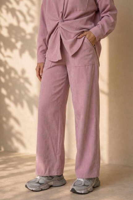 Zen Oversized Κοτλέ Set Το Zen Oversized Corduroy Set είναι ένα effortless σύνολο με χαλαρή, σύγχρονη αισθητική και απαλή κοτλέ υφή. Αποτελείται από oversized πουκάμισο και άνετο παντελόνι, σχεδιασμένα ώστε να φοριούνται μαζί για ένα ολοκληρωμένο relaxed look αλλά και ξεχωριστά με basic κομμάτια της γκαρνταρόμπας. Shop the complete Zen Set & get -20%. Zen Oversized Κοτλέ Pants Zen Oversized Corduroy Shirt Χαρακτηριστικά Προϊόντος Oversized / άνετη γραμμή one size  καλύπτει εως xlarge Μαλακό κοτλέ ύφασμα Ελαστική μέση Κορδόνι στη μέση για προσαρμογή Φαρδιά, χαλαρή εφαρμογή Cozy υφή Ιδανικό για καθημερινά relaxed looks