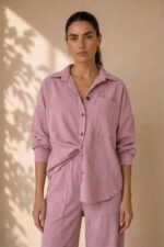 Zen Oversized Κοτλέ Set Το Zen Oversized Corduroy Set είναι ένα effortless σύνολο με χαλαρή, σύγχρονη αισθητική και απαλή κοτλέ υφή. Αποτελείται από oversized πουκάμισο και άνετο παντελόνι, σχεδιασμένα ώστε να φοριούνται μαζί για ένα ολοκληρωμένο relaxed look αλλά και ξεχωριστά με basic κομμάτια της γκαρνταρόμπας. Shop the complete Zen Set & get -20%. Zen Oversized Κοτλέ Pants Zen Oversized Corduroy Shirt Χαρακτηριστικά Προϊόντος Oversized / άνετη γραμμή one size  καλύπτει εως xlarge Μαλακό κοτλέ ύφασμα Ελαστική μέση Κορδόνι στη μέση για προσαρμογή Φαρδιά, χαλαρή εφαρμογή Cozy υφή Ιδανικό για καθημερινά relaxed looks