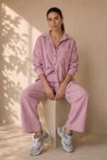 Zen Oversized Κοτλέ Set Το Zen Oversized Corduroy Set είναι ένα effortless σύνολο με χαλαρή, σύγχρονη αισθητική και απαλή κοτλέ υφή. Αποτελείται από oversized πουκάμισο και άνετο παντελόνι, σχεδιασμένα ώστε να φοριούνται μαζί για ένα ολοκληρωμένο relaxed look αλλά και ξεχωριστά με basic κομμάτια της γκαρνταρόμπας. Shop the complete Zen Set & get -20%. Zen Oversized Κοτλέ Pants Zen Oversized Corduroy Shirt Χαρακτηριστικά Προϊόντος Oversized / άνετη γραμμή one size  καλύπτει εως xlarge Μαλακό κοτλέ ύφασμα Ελαστική μέση Κορδόνι στη μέση για προσαρμογή Φαρδιά, χαλαρή εφαρμογή Cozy υφή Ιδανικό για καθημερινά relaxed looks