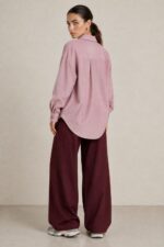 Zen Oversized Κοτλέ Πουκαμίσα Χαρακτηριστικά Προϊόντος One Size – καλύπτει έως XL Oversized / φαρδιά γραμμή Μαλακό κοτλέ ύφασμα Μακριά μανίκια Ασύμμετρο μήκος Άνετη εφαρμογή Ιδανικό για layering και χρήση σαν λεπτό πανωφοράκι Non-Iron Διαστάσεις Μέτρηση One Size Στήθος έως 120 cm Περιφέρεια έως 124 cm Μήκος μπροστά ~72 cm Μήκος πίσω ~78 cm Οδηγίες Φροντίδας Πλύσιμο έως 30°C Χωρίς στύψιμο Φυσικό στέγνωμα Όχι στεγνωτήριο Non-Iron Εάν χρειαστεί σιδέρωμα, σε χαμηλή θερμοκρασία και κατά προτίμηση από την ανάποδη πλευρά με προστατευτικό πανάκι