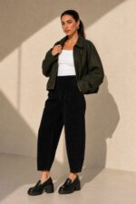 Suede Bomber Jacket Κωδ:21020 Χαρακτηριστικά Προϊόντος One Size – καλύπτει έως Large Oversized / relaxed εφαρμογή ballon Cropped γραμμή Μαλακό και ελαφρύ ύφασμα Suede feel υφή Κλασικός γιακάς Κλείσιμο με φερμουάρ μπροστά Μακριά, άνετα μανίκια χωρίς λάστιχο στο τελείωμα Χαμηλωμένοι ώμοι Ιδανικό για layering Non-Iron Ενδεικτικές Διαστάσεις Μέτρηση One Size Στήθος έως ~116 cm Περιφέρεια έως ~112 cm Μήκος ~54 cm Μήκος μανικιού ~58 cm Οδηγίες Φροντίδας Πλύσιμο στο πλυντήριο σε κρύο νερό Επιλέξτε ήπιο πρόγραμμα Χωρίς στύψιμο Φυσικό στέγνωμα Όχι στεγνωτήριο Non-Iron Δεν χρειάζεται σιδέρωμα