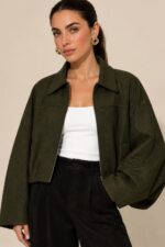 Suede Bomber Jacket Κωδ:21020 Χαρακτηριστικά Προϊόντος One Size – καλύπτει έως Large Oversized / relaxed εφαρμογή ballon Cropped γραμμή Μαλακό και ελαφρύ ύφασμα Suede feel υφή Κλασικός γιακάς Κλείσιμο με φερμουάρ μπροστά Μακριά, άνετα μανίκια χωρίς λάστιχο στο τελείωμα Χαμηλωμένοι ώμοι Ιδανικό για layering Non-Iron Ενδεικτικές Διαστάσεις Μέτρηση One Size Στήθος έως ~116 cm Περιφέρεια έως ~112 cm Μήκος ~54 cm Μήκος μανικιού ~58 cm Οδηγίες Φροντίδας Πλύσιμο στο πλυντήριο σε κρύο νερό Επιλέξτε ήπιο πρόγραμμα Χωρίς στύψιμο Φυσικό στέγνωμα Όχι στεγνωτήριο Non-Iron Δεν χρειάζεται σιδέρωμα