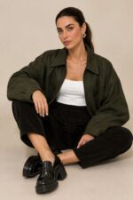 Suede Bomber Jacket Κωδ:21020 Χαρακτηριστικά Προϊόντος One Size – καλύπτει έως Large Oversized / relaxed εφαρμογή ballon Cropped γραμμή Μαλακό και ελαφρύ ύφασμα Suede feel υφή Κλασικός γιακάς Κλείσιμο με φερμουάρ μπροστά Μακριά, άνετα μανίκια χωρίς λάστιχο στο τελείωμα Χαμηλωμένοι ώμοι Ιδανικό για layering Non-Iron Ενδεικτικές Διαστάσεις Μέτρηση One Size Στήθος έως ~116 cm Περιφέρεια έως ~112 cm Μήκος ~54 cm Μήκος μανικιού ~58 cm Οδηγίες Φροντίδας Πλύσιμο στο πλυντήριο σε κρύο νερό Επιλέξτε ήπιο πρόγραμμα Χωρίς στύψιμο Φυσικό στέγνωμα Όχι στεγνωτήριο Non-Iron Δεν χρειάζεται σιδέρωμα
