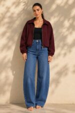Suede Bomber Jacket Κωδ:21020 Χαρακτηριστικά Προϊόντος One Size – καλύπτει έως Large Oversized / relaxed εφαρμογή ballon Cropped γραμμή Μαλακό και ελαφρύ ύφασμα Suede feel υφή Κλασικός γιακάς Κλείσιμο με φερμουάρ μπροστά Μακριά, άνετα μανίκια χωρίς λάστιχο στο τελείωμα Χαμηλωμένοι ώμοι Ιδανικό για layering Non-Iron Ενδεικτικές Διαστάσεις Μέτρηση One Size Στήθος έως ~116 cm Περιφέρεια έως ~112 cm Μήκος ~54 cm Μήκος μανικιού ~58 cm Οδηγίες Φροντίδας Πλύσιμο στο πλυντήριο σε κρύο νερό Επιλέξτε ήπιο πρόγραμμα Χωρίς στύψιμο Φυσικό στέγνωμα Όχι στεγνωτήριο Non-Iron Δεν χρειάζεται σιδέρωμα