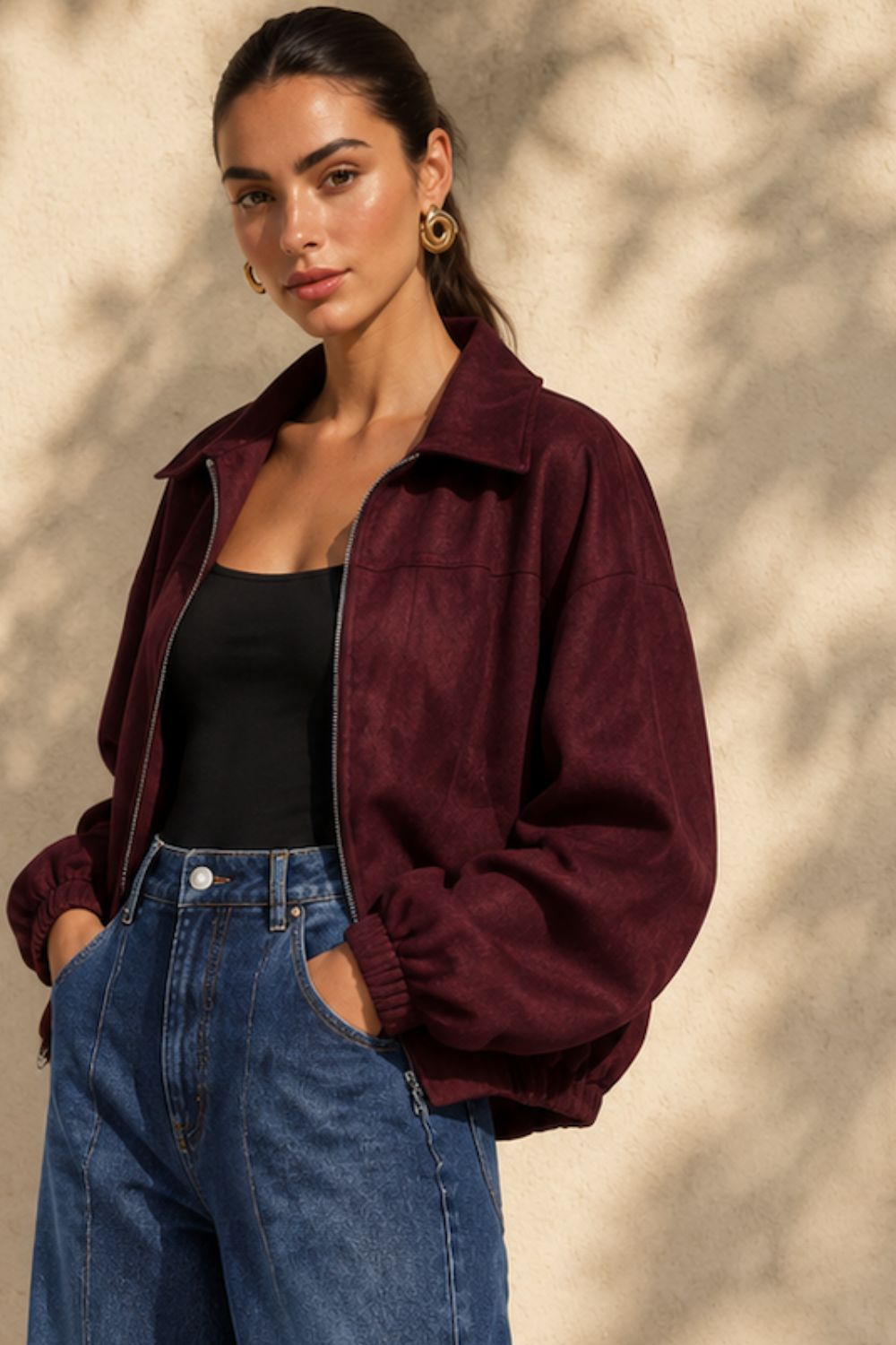 Suede Bomber Jacket Κωδ:21020 Χαρακτηριστικά Προϊόντος One Size – καλύπτει έως Large Oversized / relaxed εφαρμογή ballon Cropped γραμμή Μαλακό και ελαφρύ ύφασμα Suede feel υφή Κλασικός γιακάς Κλείσιμο με φερμουάρ μπροστά Μακριά, άνετα μανίκια χωρίς λάστιχο στο τελείωμα Χαμηλωμένοι ώμοι Ιδανικό για layering Non-Iron Ενδεικτικές Διαστάσεις Μέτρηση One Size Στήθος έως ~116 cm Περιφέρεια έως ~112 cm Μήκος ~54 cm Μήκος μανικιού ~58 cm Οδηγίες Φροντίδας Πλύσιμο στο πλυντήριο σε κρύο νερό Επιλέξτε ήπιο πρόγραμμα Χωρίς στύψιμο Φυσικό στέγνωμα Όχι στεγνωτήριο Non-Iron Δεν χρειάζεται σιδέρωμα Suede Bomber Jacket Κωδ:21020 Χαρακτηριστικά Προϊόντος One Size – καλύπτει έως Large Oversized / relaxed εφαρμογή ballon Cropped γραμμή Μαλακό και ελαφρύ ύφασμα Suede feel υφή Κλασικός γιακάς Κλείσιμο με φερμουάρ μπροστά Μακριά, άνετα μανίκια χωρίς λάστιχο στο τελείωμα Χαμηλωμένοι ώμοι Ιδανικό για layering Non-Iron Ενδεικτικές Διαστάσεις Μέτρηση One Size Στήθος έως ~116 cm Περιφέρεια έως ~112 cm Μήκος ~54 cm Μήκος μανικιού ~58 cm Οδηγίες Φροντίδας Πλύσιμο στο πλυντήριο σε κρύο νερό Επιλέξτε ήπιο πρόγραμμα Χωρίς στύψιμο Φυσικό στέγνωμα Όχι στεγνωτήριο Non-Iron Δεν χρειάζεται σιδέρωμα