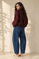 Suede Bomber Jacket Κωδ:21020 Χαρακτηριστικά Προϊόντος One Size – καλύπτει έως Large Oversized / relaxed εφαρμογή ballon Cropped γραμμή Μαλακό και ελαφρύ ύφασμα Suede feel υφή Κλασικός γιακάς Κλείσιμο με φερμουάρ μπροστά Μακριά, άνετα μανίκια χωρίς λάστιχο στο τελείωμα Χαμηλωμένοι ώμοι Ιδανικό για layering Non-Iron Ενδεικτικές Διαστάσεις Μέτρηση One Size Στήθος έως ~116 cm Περιφέρεια έως ~112 cm Μήκος ~54 cm Μήκος μανικιού ~58 cm Οδηγίες Φροντίδας Πλύσιμο στο πλυντήριο σε κρύο νερό Επιλέξτε ήπιο πρόγραμμα Χωρίς στύψιμο Φυσικό στέγνωμα Όχι στεγνωτήριο Non-Iron Δεν χρειάζεται σιδέρωμα