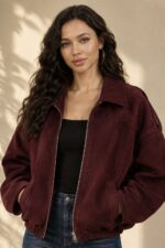 Suede Bomber Jacket Κωδ:21020 Χαρακτηριστικά Προϊόντος One Size – καλύπτει έως Large Oversized / relaxed εφαρμογή ballon Cropped γραμμή Μαλακό και ελαφρύ ύφασμα Suede feel υφή Κλασικός γιακάς Κλείσιμο με φερμουάρ μπροστά Μακριά, άνετα μανίκια χωρίς λάστιχο στο τελείωμα Χαμηλωμένοι ώμοι Ιδανικό για layering Non-Iron Ενδεικτικές Διαστάσεις Μέτρηση One Size Στήθος έως ~116 cm Περιφέρεια έως ~112 cm Μήκος ~54 cm Μήκος μανικιού ~58 cm Οδηγίες Φροντίδας Πλύσιμο στο πλυντήριο σε κρύο νερό Επιλέξτε ήπιο πρόγραμμα Χωρίς στύψιμο Φυσικό στέγνωμα Όχι στεγνωτήριο Non-Iron Δεν χρειάζεται σιδέρωμα