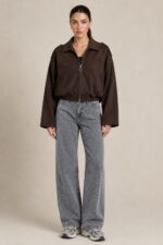 Suede Bomber Jacket in brown Κωδ:21020 Χαρακτηριστικά Προϊόντος One Size – καλύπτει έως Large Oversized / relaxed εφαρμογή ballon Cropped γραμμή Μαλακό και ελαφρύ ύφασμα Suede feel υφή Κλασικός γιακάς Κλείσιμο με φερμουάρ μπροστά Μακριά, άνετα μανίκια χωρίς λάστιχο στο τελείωμα Χαμηλωμένοι ώμοι Ιδανικό για layering Non-Iron Ενδεικτικές Διαστάσεις Μέτρηση One Size Στήθος έως ~116 cm Περιφέρεια έως ~112 cm Μήκος ~54 cm Μήκος μανικιού ~58 cm Οδηγίες Φροντίδας Πλύσιμο στο πλυντήριο σε κρύο νερό Επιλέξτε ήπιο πρόγραμμα Χωρίς στύψιμο Φυσικό στέγνωμα Όχι στεγνωτήριο Non-Iron Δεν χρειάζεται σιδέρωμα