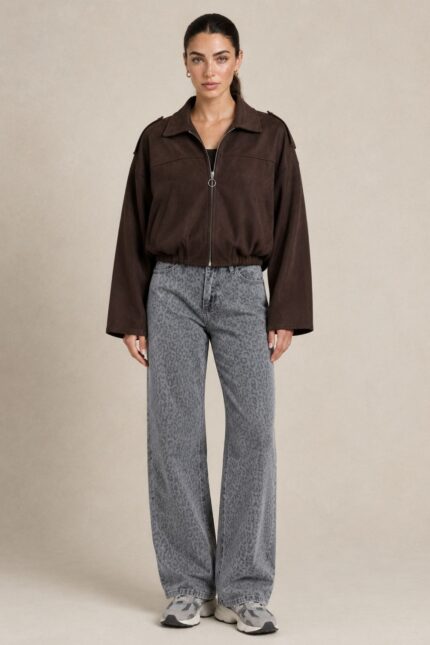Suede Bomber Jacket in brown Κωδ:21020 Χαρακτηριστικά Προϊόντος One Size – καλύπτει έως Large Oversized / relaxed εφαρμογή ballon Cropped γραμμή Μαλακό και ελαφρύ ύφασμα Suede feel υφή Κλασικός γιακάς Κλείσιμο με φερμουάρ μπροστά Μακριά, άνετα μανίκια χωρίς λάστιχο στο τελείωμα Χαμηλωμένοι ώμοι Ιδανικό για layering Non-Iron Ενδεικτικές Διαστάσεις Μέτρηση One Size Στήθος έως ~116 cm Περιφέρεια έως ~112 cm Μήκος ~54 cm Μήκος μανικιού ~58 cm Οδηγίες Φροντίδας Πλύσιμο στο πλυντήριο σε κρύο νερό Επιλέξτε ήπιο πρόγραμμα Χωρίς στύψιμο Φυσικό στέγνωμα Όχι στεγνωτήριο Non-Iron Δεν χρειάζεται σιδέρωμα