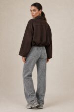 Suede Bomber Jacket in brown Κωδ:21020 Χαρακτηριστικά Προϊόντος One Size – καλύπτει έως Large Oversized / relaxed εφαρμογή ballon Cropped γραμμή Μαλακό και ελαφρύ ύφασμα Suede feel υφή Κλασικός γιακάς Κλείσιμο με φερμουάρ μπροστά Μακριά, άνετα μανίκια χωρίς λάστιχο στο τελείωμα Χαμηλωμένοι ώμοι Ιδανικό για layering Non-Iron Ενδεικτικές Διαστάσεις Μέτρηση One Size Στήθος έως ~116 cm Περιφέρεια έως ~112 cm Μήκος ~54 cm Μήκος μανικιού ~58 cm Οδηγίες Φροντίδας Πλύσιμο στο πλυντήριο σε κρύο νερό Επιλέξτε ήπιο πρόγραμμα Χωρίς στύψιμο Φυσικό στέγνωμα Όχι στεγνωτήριο Non-Iron Δεν χρειάζεται σιδέρωμα