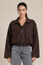Suede Bomber Jacket in brown Κωδ:21020 Χαρακτηριστικά Προϊόντος One Size – καλύπτει έως Large Oversized / relaxed εφαρμογή ballon Cropped γραμμή Μαλακό και ελαφρύ ύφασμα Suede feel υφή Κλασικός γιακάς Κλείσιμο με φερμουάρ μπροστά οχι τσέπες Μακριά, άνετα μανίκια χωρίς λάστιχο στο τελείωμα Χαμηλωμένοι ώμοι Ιδανικό για layering Non-Iron Ενδεικτικές Διαστάσεις Μέτρηση One Size Στήθος έως ~116 cm Περιφέρεια έως ~112 cm Μήκος ~54 cm Μήκος μανικιού ~58 cm Οδηγίες Φροντίδας Πλύσιμο στο πλυντήριο σε κρύο νερό Επιλέξτε ήπιο πρόγραμμα Χωρίς στύψιμο Φυσικό στέγνωμα Όχι στεγνωτήριο Non-Iron Δεν χρειάζεται σιδέρωμα