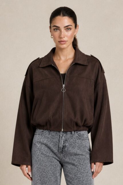 Suede Bomber Jacket in brown Κωδ:21020 Χαρακτηριστικά Προϊόντος One Size – καλύπτει έως Large Oversized / relaxed εφαρμογή ballon Cropped γραμμή Μαλακό και ελαφρύ ύφασμα Suede feel υφή Κλασικός γιακάς Κλείσιμο με φερμουάρ μπροστά οχι τσέπες Μακριά, άνετα μανίκια χωρίς λάστιχο στο τελείωμα Χαμηλωμένοι ώμοι Ιδανικό για layering Non-Iron Ενδεικτικές Διαστάσεις Μέτρηση One Size Στήθος έως ~116 cm Περιφέρεια έως ~112 cm Μήκος ~54 cm Μήκος μανικιού ~58 cm Οδηγίες Φροντίδας Πλύσιμο στο πλυντήριο σε κρύο νερό Επιλέξτε ήπιο πρόγραμμα Χωρίς στύψιμο Φυσικό στέγνωμα Όχι στεγνωτήριο Non-Iron Δεν χρειάζεται σιδέρωμα