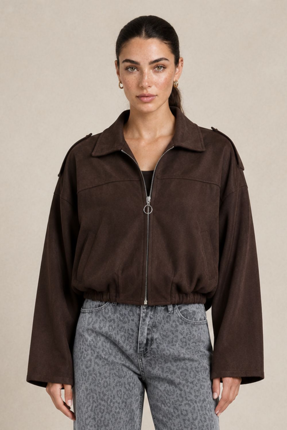 Suede Bomber Jacket in brown Κωδ:21020 Χαρακτηριστικά Προϊόντος One Size – καλύπτει έως Large Oversized / relaxed εφαρμογή ballon Cropped γραμμή Μαλακό και ελαφρύ ύφασμα Suede feel υφή Κλασικός γιακάς Κλείσιμο με φερμουάρ μπροστά οχι τσέπες Μακριά, άνετα μανίκια χωρίς λάστιχο στο τελείωμα Χαμηλωμένοι ώμοι Ιδανικό για layering Non-Iron Ενδεικτικές Διαστάσεις Μέτρηση One Size Στήθος έως ~116 cm Περιφέρεια έως ~112 cm Μήκος ~54 cm Μήκος μανικιού ~58 cm Οδηγίες Φροντίδας Πλύσιμο στο πλυντήριο σε κρύο νερό Επιλέξτε ήπιο πρόγραμμα Χωρίς στύψιμο Φυσικό στέγνωμα Όχι στεγνωτήριο Non-Iron Δεν χρειάζεται σιδέρωμα Suede Bomber Jacket in brown Κωδ:21020 Χαρακτηριστικά Προϊόντος One Size – καλύπτει έως Large Oversized / relaxed εφαρμογή ballon Cropped γραμμή Μαλακό και ελαφρύ ύφασμα Suede feel υφή Κλασικός γιακάς Κλείσιμο με φερμουάρ μπροστά οχι τσέπες Μακριά, άνετα μανίκια χωρίς λάστιχο στο τελείωμα Χαμηλωμένοι ώμοι Ιδανικό για layering Non-Iron Ενδεικτικές Διαστάσεις Μέτρηση One Size Στήθος έως ~116 cm Περιφέρεια έως ~112 cm Μήκος ~54 cm Μήκος μανικιού ~58 cm Οδηγίες Φροντίδας Πλύσιμο στο πλυντήριο σε κρύο νερό Επιλέξτε ήπιο πρόγραμμα Χωρίς στύψιμο Φυσικό στέγνωμα Όχι στεγνωτήριο Non-Iron Δεν χρειάζεται σιδέρωμα