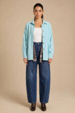 Zen Oversized Κοτλέ Πουκαμίσα Χαρακτηριστικά Προϊόντος One Size – καλύπτει έως XL Oversized / φαρδιά γραμμή Μαλακό κοτλέ ύφασμα Μακριά μανίκια Ασύμμετρο μήκος Άνετη εφαρμογή Ιδανικό για layering και χρήση σαν λεπτό πανωφοράκι Non-Iron Διαστάσεις Μέτρηση One Size Στήθος έως 120 cm Περιφέρεια έως 124 cm Μήκος μπροστά ~72 cm Μήκος πίσω ~78 cm Οδηγίες Φροντίδας Πλύσιμο έως 30°C Χωρίς στύψιμο Φυσικό στέγνωμα Όχι στεγνωτήριο Non-Iron Εάν χρειαστεί σιδέρωμα, σε χαμηλή θερμοκρασία και κατά προτίμηση από την ανάποδη πλευρά με προστατευτικό πανάκι