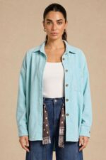 Zen Oversized Κοτλέ Πουκαμίσα Χαρακτηριστικά Προϊόντος One Size – καλύπτει έως XL Oversized / φαρδιά γραμμή Μαλακό κοτλέ ύφασμα Μακριά μανίκια Ασύμμετρο μήκος Άνετη εφαρμογή Ιδανικό για layering και χρήση σαν λεπτό πανωφοράκι Non-Iron Διαστάσεις Μέτρηση One Size Στήθος έως 120 cm Περιφέρεια έως 124 cm Μήκος μπροστά ~72 cm Μήκος πίσω ~78 cm Οδηγίες Φροντίδας Πλύσιμο έως 30°C Χωρίς στύψιμο Φυσικό στέγνωμα Όχι στεγνωτήριο Non-Iron Εάν χρειαστεί σιδέρωμα, σε χαμηλή θερμοκρασία και κατά προτίμηση από την ανάποδη πλευρά με προστατευτικό πανάκι