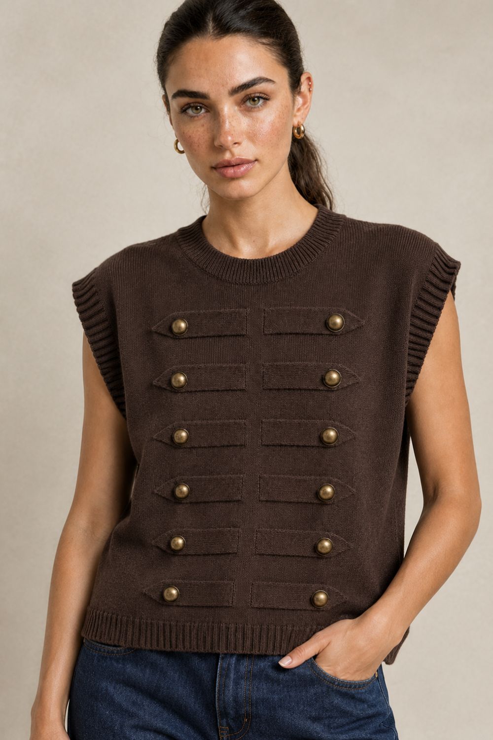 Soft Viscose Knit Vest Κωδ:61026 Χαρακτηριστικά Προϊόντος One Size – καλύπτει έως XL Άνετη / oversized γραμμή Αμάνικο πλεκτό σχέδιο Viscose blend σύνθεση Εξαιρετικά απαλή πλεκτή υφή Φιλική αίσθηση για ευαίσθητες επιδερμίδες Στρογγυλή λαιμόκοψη Ribbed τελείωμα στη λαιμόκοψη, στα μανίκια και στο κάτω μέρος Διακοσμητικές σειρές με μεταλλικά στοιχεία Διαστάσεις Μέτρηση One Size Στήθος 110–140 cm Περιφέρεια 110–140 cm Μήκος 68 cm Καλύπτει M – L – XL Οδηγίες Φροντίδας Για να διατηρηθεί η απαλή υφή και το σχήμα της πλέξης: Πλύσιμο σε κρύο νερό Σε πρόγραμμα για ευαίσθητα / πλεκτά Χωρίς στύψιμο Προτείνεται πλύσιμο μέσα σε προστατευτική θήκη πλυντηρίου ή μαξιλαροθήκη Όχι στεγνωτήριο Στέγνωμα φυσικά και κατά προτίμηση οριζόντια, ώστε να μη χάσει τη φόρμα του Αποφύγετε το κρέμασμα όσο είναι βρεγμένο Soft Viscose Knit Vest Κωδ:61026 Χαρακτηριστικά Προϊόντος One Size – καλύπτει έως XL Άνετη / oversized γραμμή Αμάνικο πλεκτό σχέδιο Viscose blend σύνθεση Εξαιρετικά απαλή πλεκτή υφή Φιλική αίσθηση για ευαίσθητες επιδερμίδες Στρογγυλή λαιμόκοψη Ribbed τελείωμα στη λαιμόκοψη, στα μανίκια και στο κάτω μέρος Διακοσμητικές σειρές με μεταλλικά στοιχεία Διαστάσεις Μέτρηση One Size Στήθος 110–140 cm Περιφέρεια 110–140 cm Μήκος 68 cm Καλύπτει M – L – XL Οδηγίες Φροντίδας Για να διατηρηθεί η απαλή υφή και το σχήμα της πλέξης: Πλύσιμο σε κρύο νερό Σε πρόγραμμα για ευαίσθητα / πλεκτά Χωρίς στύψιμο Προτείνεται πλύσιμο μέσα σε προστατευτική θήκη πλυντηρίου ή μαξιλαροθήκη Όχι στεγνωτήριο Στέγνωμα φυσικά και κατά προτίμηση οριζόντια, ώστε να μη χάσει τη φόρμα του Αποφύγετε το κρέμασμα όσο είναι βρεγμένο