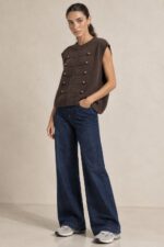 Soft Viscose Knit Vest  Κωδ:61026 Χαρακτηριστικά Προϊόντος One Size – καλύπτει έως XL Άνετη / oversized γραμμή Αμάνικο πλεκτό σχέδιο Viscose blend σύνθεση Εξαιρετικά απαλή πλεκτή υφή Φιλική αίσθηση για ευαίσθητες επιδερμίδες Στρογγυλή λαιμόκοψη Ribbed τελείωμα στη λαιμόκοψη, στα μανίκια και στο κάτω μέρος Διακοσμητικές σειρές με μεταλλικά στοιχεία Διαστάσεις Μέτρηση One Size Στήθος 110–140 cm Περιφέρεια 110–140 cm Μήκος 68 cm Καλύπτει M – L – XL Οδηγίες Φροντίδας Για να διατηρηθεί η απαλή υφή και το σχήμα της πλέξης: Πλύσιμο σε κρύο νερό Σε πρόγραμμα για ευαίσθητα / πλεκτά Χωρίς στύψιμο Προτείνεται πλύσιμο μέσα σε προστατευτική θήκη πλυντηρίου ή μαξιλαροθήκη Όχι στεγνωτήριο Στέγνωμα φυσικά και κατά προτίμηση οριζόντια, ώστε να μη χάσει τη φόρμα του Αποφύγετε το κρέμασμα όσο είναι βρεγμένο