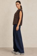 Soft Viscose Knit Vest  Κωδ:61026 Χαρακτηριστικά Προϊόντος One Size – καλύπτει έως XL Άνετη / oversized γραμμή Αμάνικο πλεκτό σχέδιο Viscose blend σύνθεση Εξαιρετικά απαλή πλεκτή υφή Φιλική αίσθηση για ευαίσθητες επιδερμίδες Στρογγυλή λαιμόκοψη Ribbed τελείωμα στη λαιμόκοψη, στα μανίκια και στο κάτω μέρος Διακοσμητικές σειρές με μεταλλικά στοιχεία Διαστάσεις Μέτρηση One Size Στήθος 110–140 cm Περιφέρεια 110–140 cm Μήκος 68 cm Καλύπτει M – L – XL Οδηγίες Φροντίδας Για να διατηρηθεί η απαλή υφή και το σχήμα της πλέξης: Πλύσιμο σε κρύο νερό Σε πρόγραμμα για ευαίσθητα / πλεκτά Χωρίς στύψιμο Προτείνεται πλύσιμο μέσα σε προστατευτική θήκη πλυντηρίου ή μαξιλαροθήκη Όχι στεγνωτήριο Στέγνωμα φυσικά και κατά προτίμηση οριζόντια, ώστε να μη χάσει τη φόρμα του Αποφύγετε το κρέμασμα όσο είναι βρεγμένο