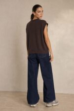 Soft Viscose Knit Vest  Κωδ:61026 Χαρακτηριστικά Προϊόντος One Size – καλύπτει έως XL Άνετη / oversized γραμμή Αμάνικο πλεκτό σχέδιο Viscose blend σύνθεση Εξαιρετικά απαλή πλεκτή υφή Φιλική αίσθηση για ευαίσθητες επιδερμίδες Στρογγυλή λαιμόκοψη Ribbed τελείωμα στη λαιμόκοψη, στα μανίκια και στο κάτω μέρος Διακοσμητικές σειρές με μεταλλικά στοιχεία Διαστάσεις Μέτρηση One Size Στήθος 110–140 cm Περιφέρεια 110–140 cm Μήκος 68 cm Καλύπτει M – L – XL Οδηγίες Φροντίδας Για να διατηρηθεί η απαλή υφή και το σχήμα της πλέξης: Πλύσιμο σε κρύο νερό Σε πρόγραμμα για ευαίσθητα / πλεκτά Χωρίς στύψιμο Προτείνεται πλύσιμο μέσα σε προστατευτική θήκη πλυντηρίου ή μαξιλαροθήκη Όχι στεγνωτήριο Στέγνωμα φυσικά και κατά προτίμηση οριζόντια, ώστε να μη χάσει τη φόρμα του Αποφύγετε το κρέμασμα όσο είναι βρεγμένο