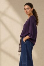 Katia Knitted Top in Purple Κωδικός: 7030 Χαρακτηριστικά Προϊόντος • One Size – καλύπτει έως X-Large • Ύφασμα modal extra fluffy • Υποαλλεργικό και skin-friendly modal mix • Μανίκια 3/4 μήκος • Γραμμή κανονική προς χαλαρή • Απαλή και ελαφριά υφή • Άνετη εφαρμογή για καθημερινό στυλ .Οδηγίες Φροντίδας • Πλύσιμο στους 30°C με κρύο νερό • Χωρίς στύψιμο • Στέγνωμα σε επίπεδη επιφάνεια