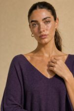 Katia Knitted Top in Purple Κωδικός: 7030 Χαρακτηριστικά Προϊόντος • One Size – καλύπτει έως X-Large • Ύφασμα modal extra fluffy • Υποαλλεργικό και skin-friendly modal mix • Μανίκια 3/4 μήκος • Γραμμή κανονική προς χαλαρή • Απαλή και ελαφριά υφή • Άνετη εφαρμογή για καθημερινό στυλ .Οδηγίες Φροντίδας • Πλύσιμο στους 30°C με κρύο νερό • Χωρίς στύψιμο • Στέγνωμα σε επίπεδη επιφάνεια