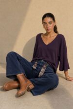 Katia Knitted Top in Purple Κωδικός: 7030 Χαρακτηριστικά Προϊόντος • One Size – καλύπτει έως X-Large • Ύφασμα modal extra fluffy • Υποαλλεργικό και skin-friendly modal mix • Μανίκια 3/4 μήκος • Γραμμή κανονική προς χαλαρή • Απαλή και ελαφριά υφή • Άνετη εφαρμογή για καθημερινό στυλ .Οδηγίες Φροντίδας • Πλύσιμο στους 30°C με κρύο νερό • Χωρίς στύψιμο • Στέγνωμα σε επίπεδη επιφάνεια