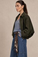 Suede Bomber Jacket in Khaki Κωδ:21020 Χαρακτηριστικά Προϊόντος One Size – καλύπτει έως Large Oversized / relaxed εφαρμογή ballon Cropped γραμμή Μαλακό και ελαφρύ ύφασμα Suede feel υφή Κλασικός γιακάς Κλείσιμο με φερμουάρ μπροστά οχι τσέπες Μακριά, άνετα μανίκια χωρίς λάστιχο στο τελείωμα Χαμηλωμένοι ώμοι Ιδανικό για layering Non-Iron Ενδεικτικές Διαστάσεις Μέτρηση One Size Στήθος έως ~116 cm Περιφέρεια έως ~112 cm Μήκος ~54 cm Μήκος μανικιού ~58 cm Οδηγίες Φροντίδας Πλύσιμο στο πλυντήριο σε κρύο νερό Επιλέξτε ήπιο πρόγραμμα Χωρίς στύψιμο Φυσικό στέγνωμα Όχι στεγνωτήριο Non-Iron Δεν χρειάζεται σιδέρωμα