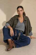 Suede Bomber Jacket Κωδ:21020 Χαρακτηριστικά Προϊόντος One Size – καλύπτει έως Large Oversized / relaxed εφαρμογή ballon Cropped γραμμή Μαλακό και ελαφρύ ύφασμα Suede feel υφή Κλασικός γιακάς Κλείσιμο με φερμουάρ μπροστά Μακριά, άνετα μανίκια χωρίς λάστιχο στο τελείωμα Χαμηλωμένοι ώμοι Ιδανικό για layering Non-Iron Ενδεικτικές Διαστάσεις Μέτρηση One Size Στήθος έως ~116 cm Περιφέρεια έως ~112 cm Μήκος ~54 cm Μήκος μανικιού ~58 cm Οδηγίες Φροντίδας Πλύσιμο στο πλυντήριο σε κρύο νερό Επιλέξτε ήπιο πρόγραμμα Χωρίς στύψιμο Φυσικό στέγνωμα Όχι στεγνωτήριο Non-Iron Δεν χρειάζεται σιδέρωμα
