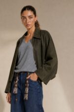 Suede Bomber Jacket in Khaki Κωδ:21020 Χαρακτηριστικά Προϊόντος One Size – καλύπτει έως Large Oversized / relaxed εφαρμογή ballon Cropped γραμμή Μαλακό και ελαφρύ ύφασμα Suede feel υφή Κλασικός γιακάς Κλείσιμο με φερμουάρ μπροστά οχι τσέπες Μακριά, άνετα μανίκια χωρίς λάστιχο στο τελείωμα Χαμηλωμένοι ώμοι Ιδανικό για layering Non-Iron Ενδεικτικές Διαστάσεις Μέτρηση One Size Στήθος έως ~116 cm Περιφέρεια έως ~112 cm Μήκος ~54 cm Μήκος μανικιού ~58 cm Οδηγίες Φροντίδας Πλύσιμο στο πλυντήριο σε κρύο νερό Επιλέξτε ήπιο πρόγραμμα Χωρίς στύψιμο Φυσικό στέγνωμα Όχι στεγνωτήριο Non-Iron Δεν χρειάζεται σιδέρωμα