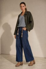 Suede Bomber Jacket in Khaki Κωδ:21020 Χαρακτηριστικά Προϊόντος One Size – καλύπτει έως Large Oversized / relaxed εφαρμογή ballon Cropped γραμμή Μαλακό και ελαφρύ ύφασμα Suede feel υφή Κλασικός γιακάς Κλείσιμο με φερμουάρ μπροστά οχι τσέπες Μακριά, άνετα μανίκια χωρίς λάστιχο στο τελείωμα Χαμηλωμένοι ώμοι Ιδανικό για layering Non-Iron Ενδεικτικές Διαστάσεις Μέτρηση One Size Στήθος έως ~116 cm Περιφέρεια έως ~112 cm Μήκος ~54 cm Μήκος μανικιού ~58 cm Οδηγίες Φροντίδας Πλύσιμο στο πλυντήριο σε κρύο νερό Επιλέξτε ήπιο πρόγραμμα Χωρίς στύψιμο Φυσικό στέγνωμα Όχι στεγνωτήριο Non-Iron Δεν χρειάζεται σιδέρωμα