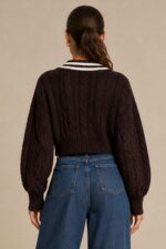 GNT Cable Knit Cardigan in Brown Χαρακτηριστικά Προϊόντος • Ύφασμα: Μαλακό πλεκτό • Ανάγλυφη cable knit / πλεξούδα ύφανση • V λαιμόκοψη • Contrast πλεκτή λεπτομέρεια περιμετρικά • Κλείσιμο μπροστά με κουμπιά • Μακριά μανίκια • Rib τελείωμα σε μανίκια και κάτω μέρος • Κανονική γραμμή • Κανονικό προς ελαφρώς cropped μήκος • Μαλακή και άνετη αίσθηση • One Size – καλύπτει έως Large Οδηγίες Φροντίδας • Πλύσιμο σε κρύο νερό • Στύψιμο μόνο σε χαμηλές στροφές • Στέγνωμα οριζόντια πάνω στην απλώστρα, ώστε να διατηρεί τη φόρμα του πλεκτού • Αποφύγετε το στεγνωτήριο και την άμεση επαφή με πηγές θερμότητας