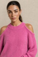 Soft Touch Off Shoulder Sweater Κωδ:91026 Χαρακτηριστικά Προϊόντος Ύφασμα: Super soft fluffy knit  Oversized  One Size – καλύπτει έως XL Cold shoulder σχεδιασμός με ανοίγματα στους ώμους Στρογγυλή ribbed λαιμόκοψη Μακριά, φαρδιά μανίκια με balloon εφαρμογή Ribbed μανσέτες και τελείωμα Απαλή, χνουδωτή πλεκτή υφή Χαλαρή εφαρμογή στο σώμα  ελαφρώς μακρύ μήκος Ενδεικτικές Διαστάσεις Μέτρηση One Size Στήθος 110–125 cm Περιφέρεια 110–125 cm Οδηγίες Φροντίδας Πλύσιμο σε κρύο νερό Πρόγραμμα για ευαίσθητα ή μάλλινα Χωρίς στύψιμο Συνιστάται χρήση προστατευτικής θήκης πλυντηρίου Στέγνωμα οριζόντια πάνω στην απλώστρα, ώστε να διατηρείται η φόρμα και η πλέξη του Όχι στεγνωτήριο Όχι στέγνωμα πάνω σε καλοριφέρ ή κοντά σε άμεσες πηγές θερμότητας Αποφύγετε το κρέμασμα όσο είναι βρεγμένο, για να μη χάσει τη φόρμα του