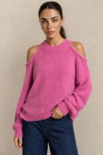 Soft Touch Off Shoulder Sweater Κωδ:91026 Χαρακτηριστικά Προϊόντος Ύφασμα: Super soft fluffy knit  Oversized  One Size – καλύπτει έως XL Cold shoulder σχεδιασμός με ανοίγματα στους ώμους Στρογγυλή ribbed λαιμόκοψη Μακριά, φαρδιά μανίκια με balloon εφαρμογή Ribbed μανσέτες και τελείωμα Απαλή, χνουδωτή πλεκτή υφή Χαλαρή εφαρμογή στο σώμα  ελαφρώς μακρύ μήκος Ενδεικτικές Διαστάσεις Μέτρηση One Size Στήθος 110–125 cm Περιφέρεια 110–125 cm Οδηγίες Φροντίδας Πλύσιμο σε κρύο νερό Πρόγραμμα για ευαίσθητα ή μάλλινα Χωρίς στύψιμο Συνιστάται χρήση προστατευτικής θήκης πλυντηρίου Στέγνωμα οριζόντια πάνω στην απλώστρα, ώστε να διατηρείται η φόρμα και η πλέξη του Όχι στεγνωτήριο Όχι στέγνωμα πάνω σε καλοριφέρ ή κοντά σε άμεσες πηγές θερμότητας Αποφύγετε το κρέμασμα όσο είναι βρεγμένο, για να μη χάσει τη φόρμα του