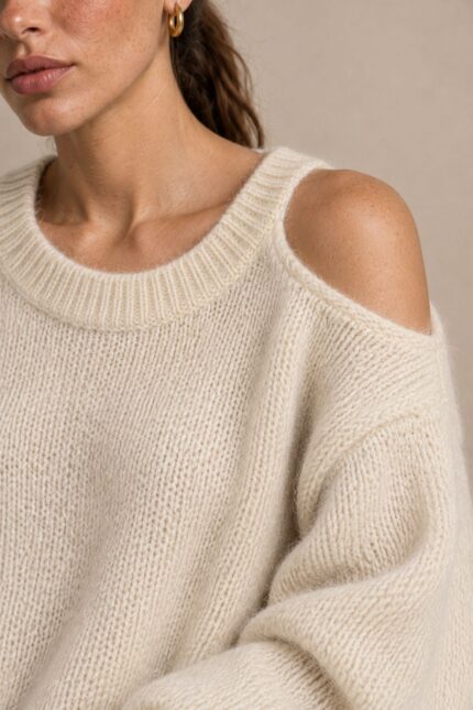 Soft Touch Off Shoulder Sweater Κωδ:91026 Χαρακτηριστικά Προϊόντος Ύφασμα: Super soft fluffy knit  Oversized  One Size – καλύπτει έως XL Cold shoulder σχεδιασμός με ανοίγματα στους ώμους Στρογγυλή ribbed λαιμόκοψη Μακριά, φαρδιά μανίκια με balloon εφαρμογή Ribbed μανσέτες και τελείωμα Απαλή, χνουδωτή πλεκτή υφή Χαλαρή εφαρμογή στο σώμα  ελαφρώς μακρύ μήκος Ενδεικτικές Διαστάσεις Μέτρηση One Size Στήθος 110–125 cm Περιφέρεια 110–125 cm Οδηγίες Φροντίδας Πλύσιμο σε κρύο νερό Πρόγραμμα για ευαίσθητα ή μάλλινα Χωρίς στύψιμο Συνιστάται χρήση προστατευτικής θήκης πλυντηρίου Στέγνωμα οριζόντια πάνω στην απλώστρα, ώστε να διατηρείται η φόρμα και η πλέξη του Όχι στεγνωτήριο Όχι στέγνωμα πάνω σε καλοριφέρ ή κοντά σε άμεσες πηγές θερμότητας Αποφύγετε το κρέμασμα όσο είναι βρεγμένο, για να μη χάσει τη φόρμα του